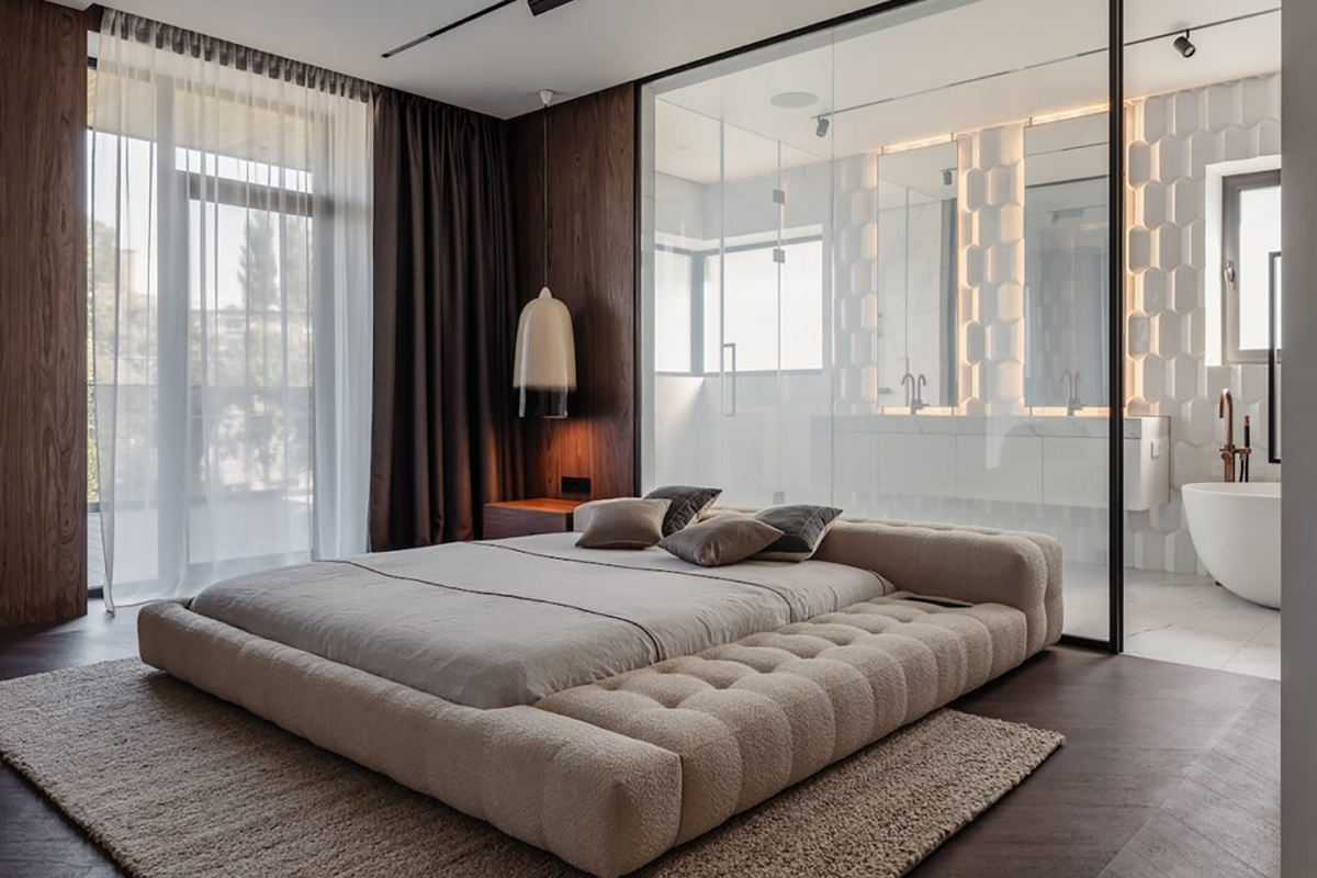 Phòng ngủ master sang trọng với phòng tắm kính trong suốt