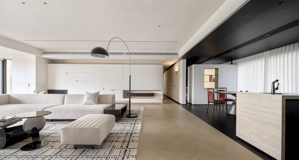 Thiết kế phòng khách căn hộ 250m² với gam màu đen trắng và gỗ tự nhiên