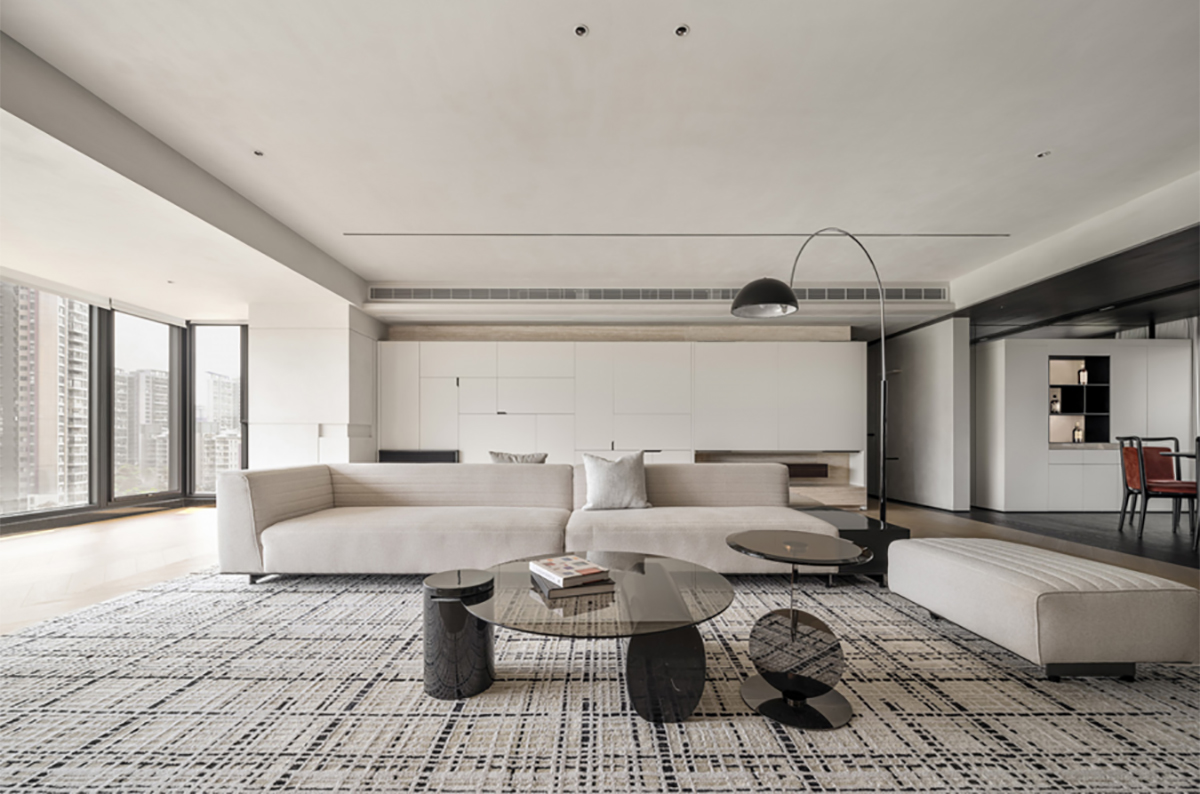 Thiết kế phòng khách căn hộ 250m² với gam màu đen trắng và gỗ tự nhiên