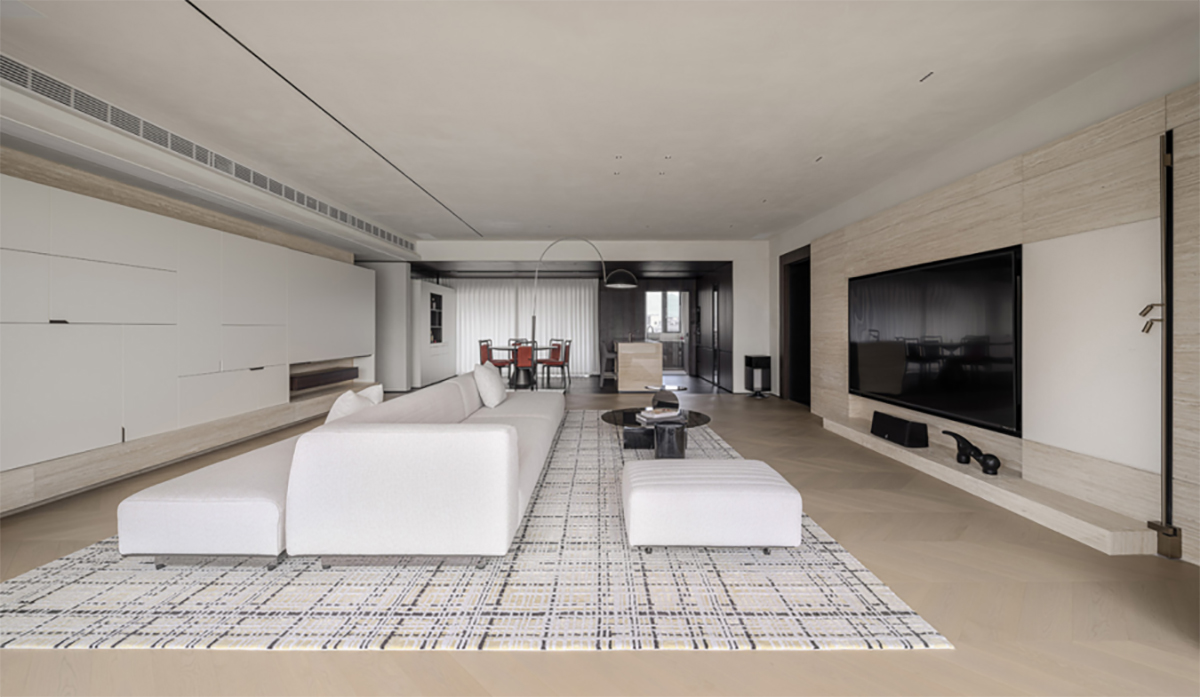 Thiết kế phòng khách căn hộ 250m² với gam màu đen trắng và gỗ tự nhiên